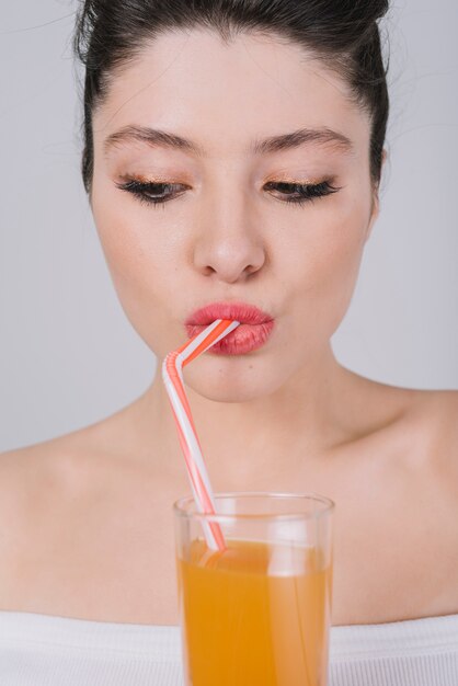 Mujer joven tomando un plato saludable