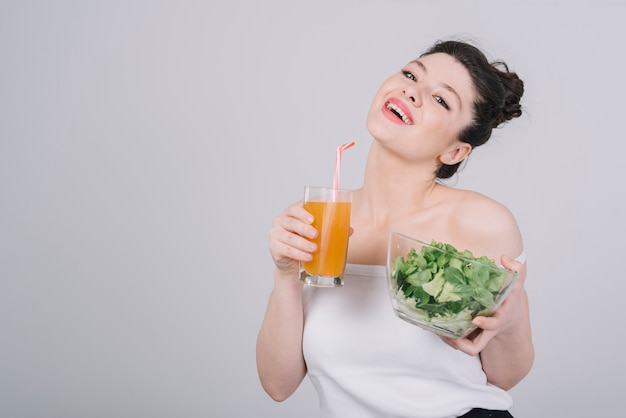 Mujer joven tomando un plato saludable