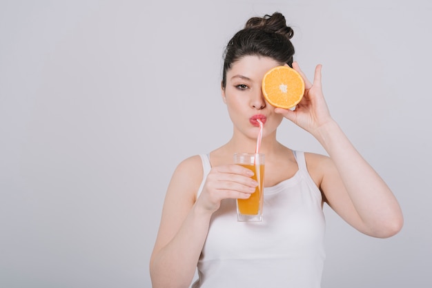 Mujer joven tomando un plato saludable