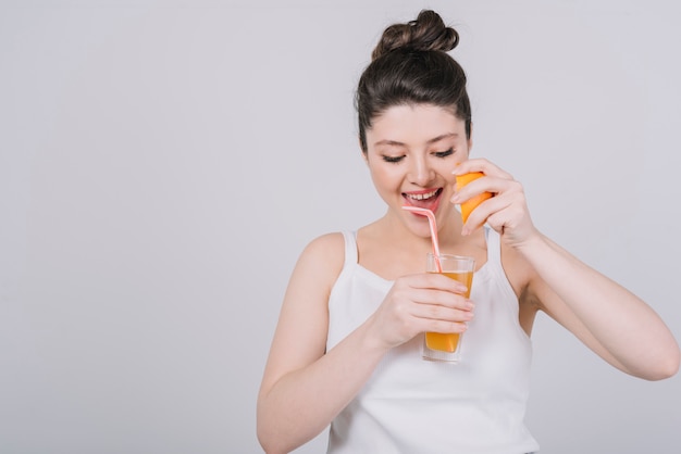 Mujer joven tomando un plato saludable