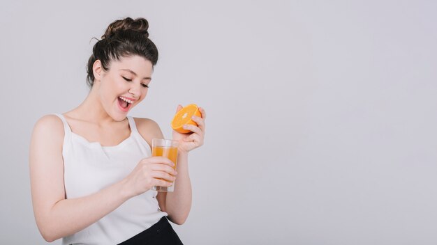 Mujer joven tomando un plato saludable