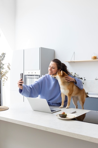 Mujer joven tomando un selfie con su perro