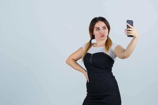 Mujer joven tomando selfie