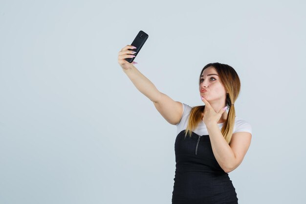 Mujer joven tomando selfie