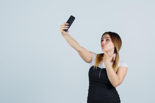 Mujer joven tomando selfie