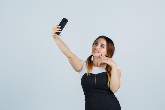 Mujer joven tomando selfie