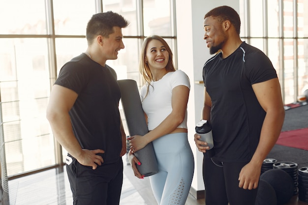 Mujer joven en un top blanco de pie con un entrenador