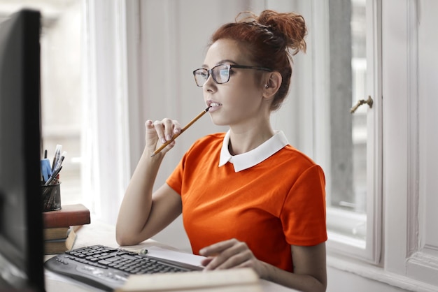 Foto gratuita mujer joven trabaja en la computadora