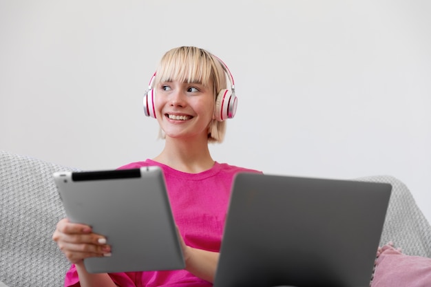 Foto gratuita mujer joven trabajando desde casa en su computadora portátil