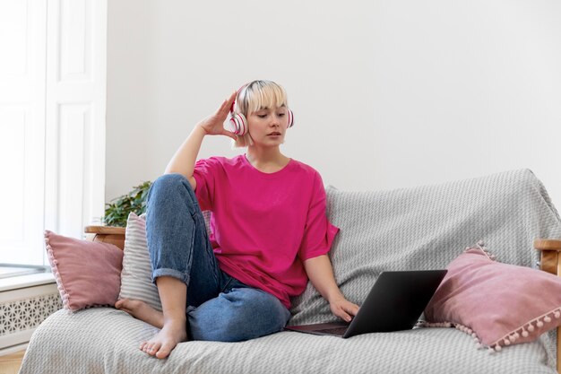 Mujer joven trabajando desde casa en su computadora portátil