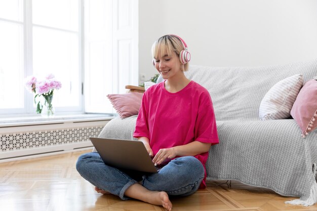 Mujer joven trabajando desde casa en su computadora portátil