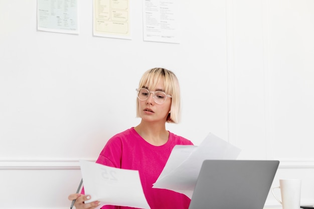 Mujer joven trabajando desde casa en su computadora portátil