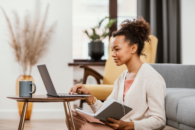 Mujer joven trabajando desde casa