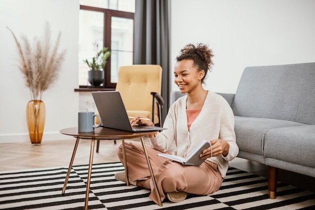 Mujer joven trabajando desde casa