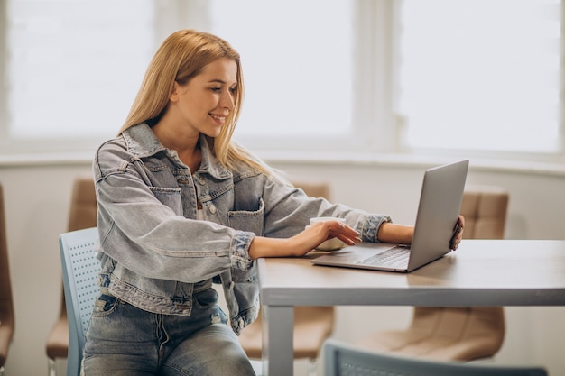 Mujer joven trabajando en equipo desde casa