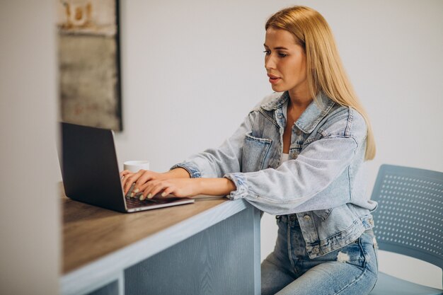 Mujer joven trabajando en equipo desde casa