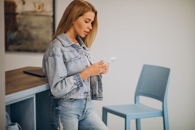 Mujer joven trabajando en equipo desde casa