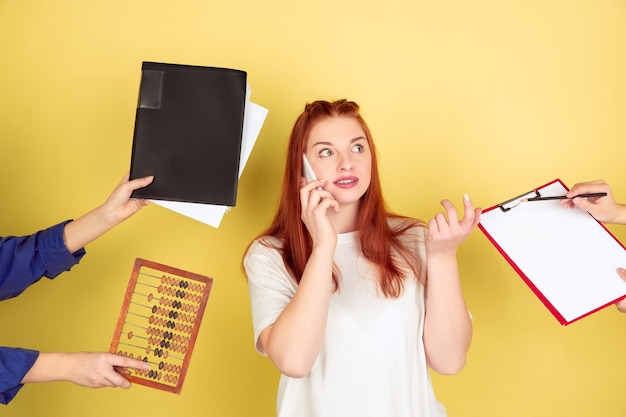 Mujer joven trabajando y hablando con el teléfono