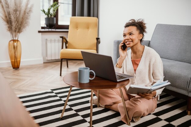 Mujer joven trabajando desde un lugar moderno