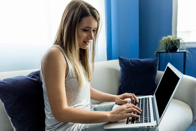 Foto gratuita mujer joven trabajando con portátil