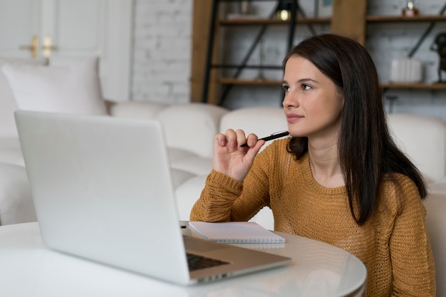 Mujer joven trabajando en su computadora portátil