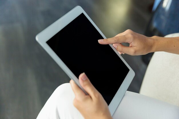 Mujer joven trabajando con tablet