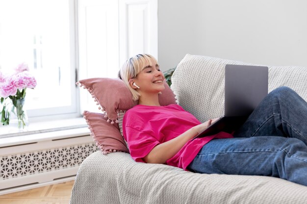 Mujer joven, trabajar desde casa