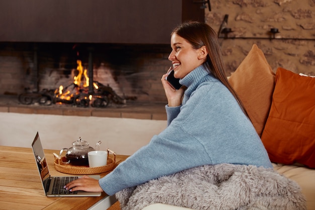 Foto gratuita mujer joven, trabajar desde casa