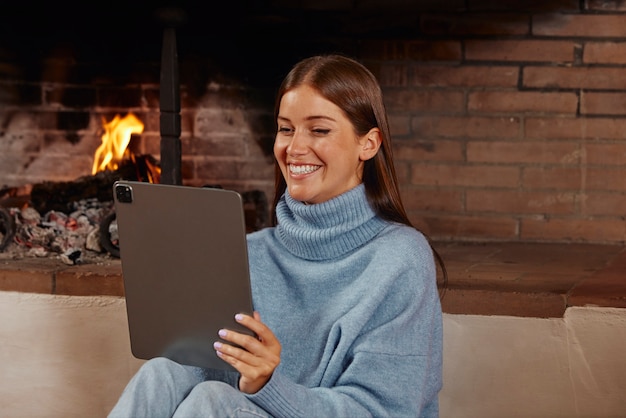 Foto gratuita mujer joven, trabajar desde casa