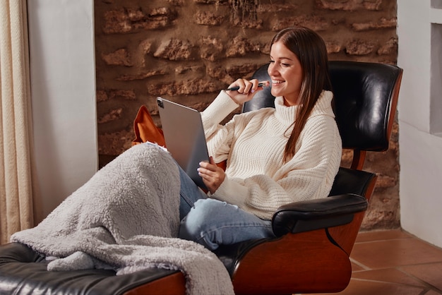 Foto gratuita mujer joven, trabajar desde casa