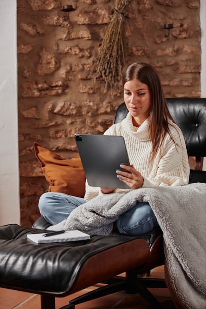 Mujer joven, trabajar desde casa