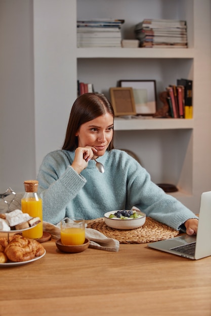 Foto gratuita mujer joven, trabajar desde casa