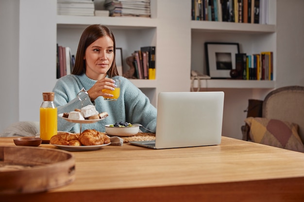 Mujer joven, trabajar desde casa