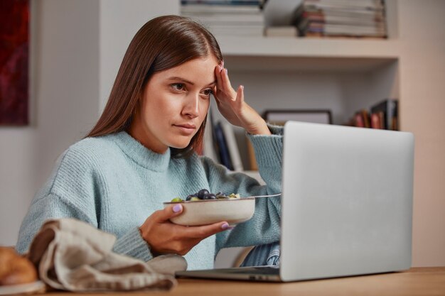 Mujer joven, trabajar desde casa