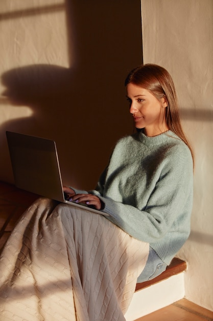 Foto gratuita mujer joven, trabajar desde casa