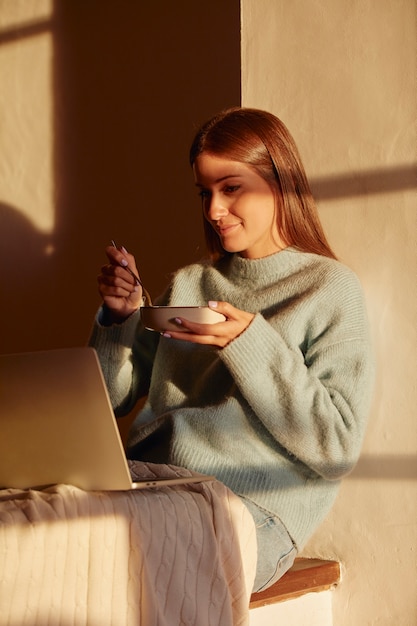 Mujer joven, trabajar desde casa