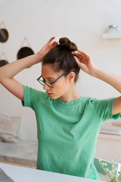 Mujer joven con trabajo desordenado desde casa