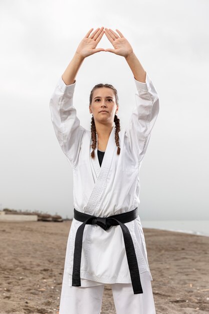 mujer joven en traje de artes marciales