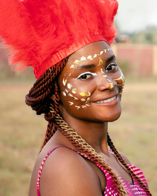 Mujer joven con traje de carnaval