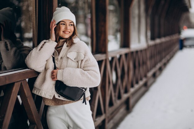 Mujer joven en traje de invierno fuera de la calle