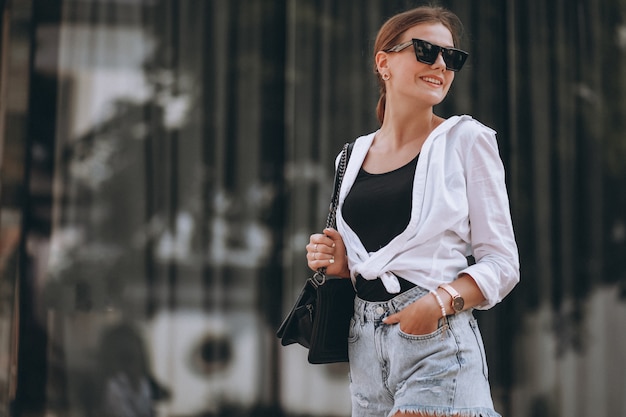 Mujer joven en traje de verano en la ciudad