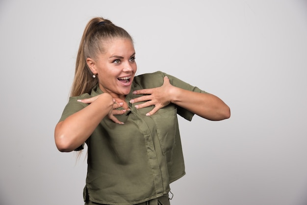 Mujer joven en traje verde riendo.