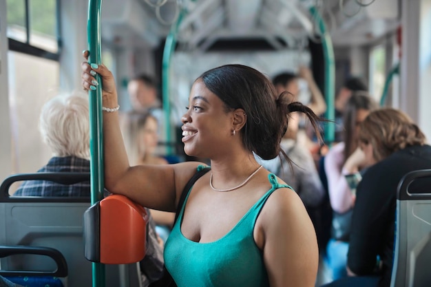 Foto gratuita mujer joven en un tranvía