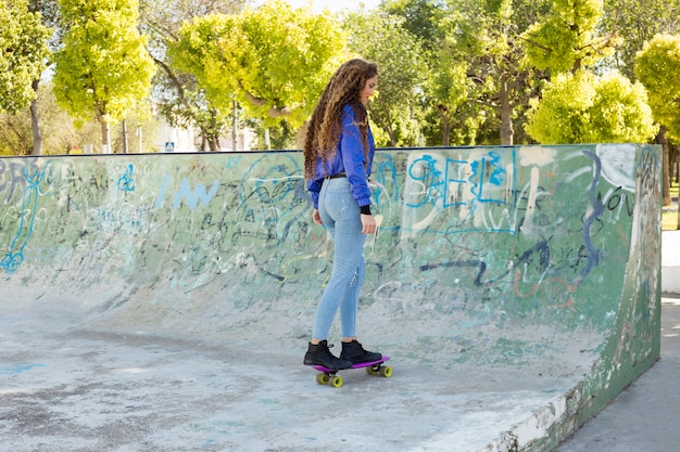 Foto gratuita mujer joven urbana skating