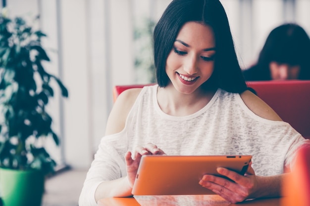 Mujer joven usando su tableta