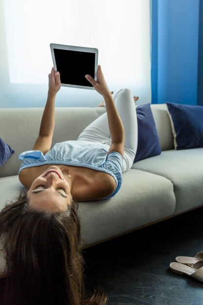 Mujer joven usando la tablet