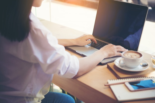 Mujer joven, usar la computadora portátil, computadora