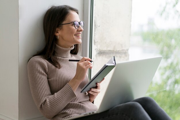 Mujer joven, utilizar, un, computador portatil