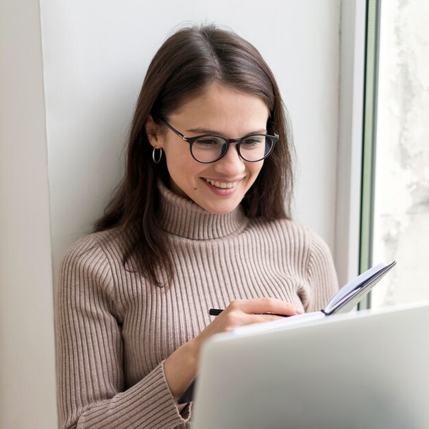 Mujer joven, utilizar, un, computador portatil