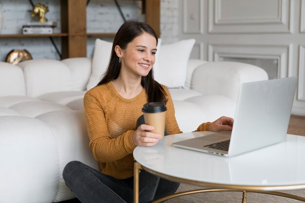 Mujer joven, utilizar, un, computador portatil